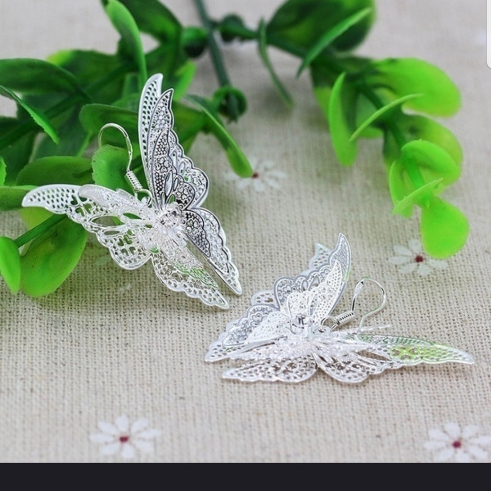 🦋🦋Gorgeous 3D Buttlerfly Dangle Earrings 🦋🦋 - Picture 4 of 10
